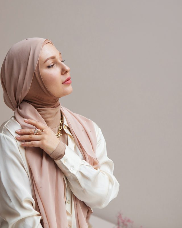beautiful-woman-wearing-hijab (1) beautiful-woman-wearing-hijab (1)